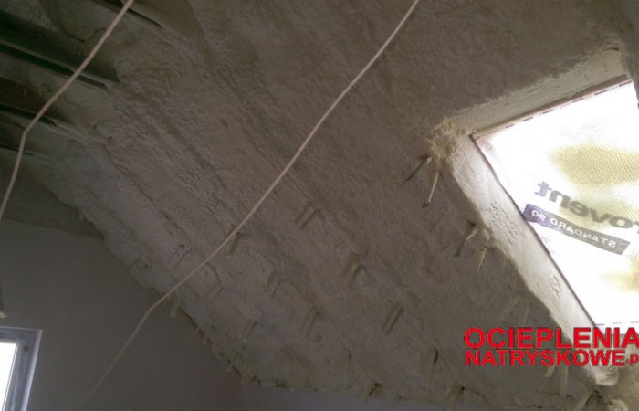 Ocieplenia natryskowe pianami pur izolacja natryskowa ocieplanie poliuretanem piany PUR skuteczna izolacja izolacja piany purizolacja-natryskowa11
