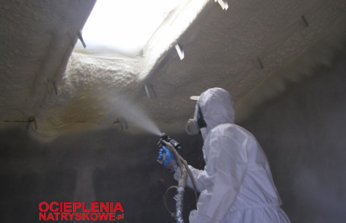 Ocieplenia natryskowe pianami pur izolacja natryskowa ocieplanie poliuretanem piany PUR skuteczna izolacja izolacja piany purizolacja-pur4