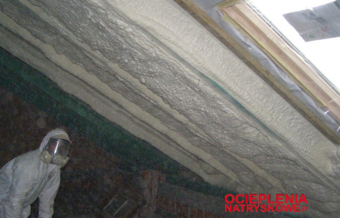 Ocieplenia natryskowe pianami pur izolacja natryskowa ocieplanie poliuretanem piany PUR skuteczna izolacja izolacja piany purocieplenie-poddasza3