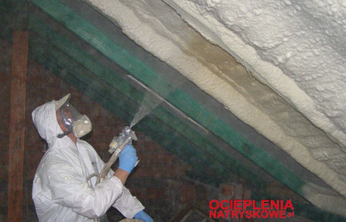 Ocieplenia natryskowe pianami pur izolacja natryskowa ocieplanie poliuretanem piany PUR skuteczna izolacja izolacja piany purocieplenie-poddasza7